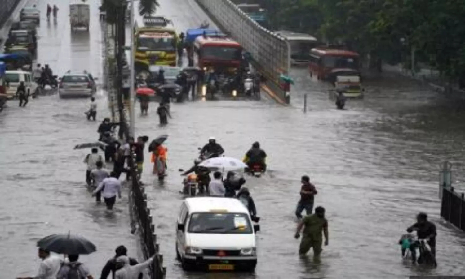 Heavy rains batter Mumbai: flights diverted, schools & colleges shut today