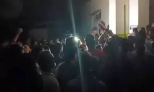 Huge protest outside Sree Avittam Thirunal Hospital over power blackout