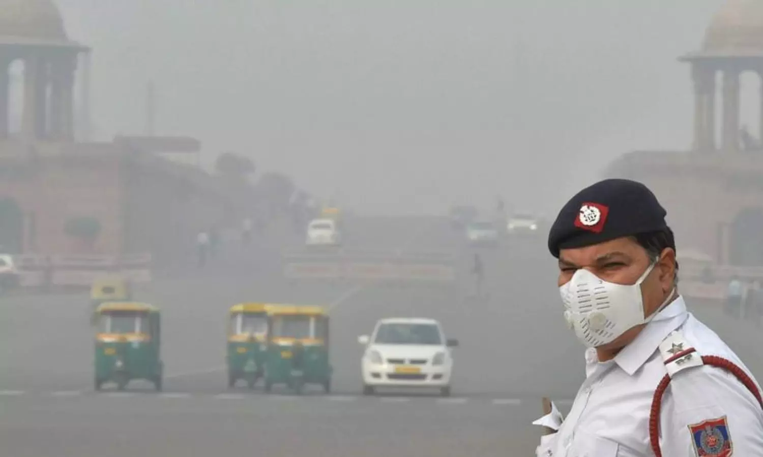 Delhis air quality falls to very poor on Diwali this year