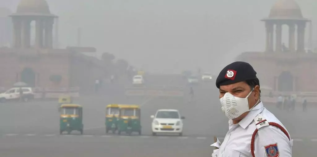 Delhis air quality falls to very poor on Diwali this year