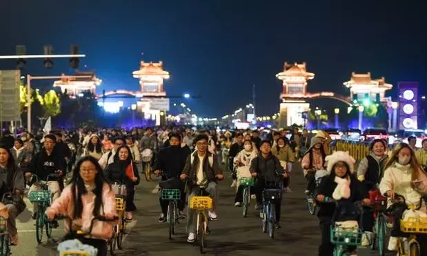 100,000 Chinese students ride bikes at night searching for good soup dumplings