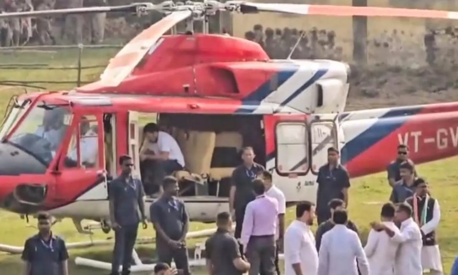 Cong urges EC to ensure fair campaigning after Rahuls chopper delay