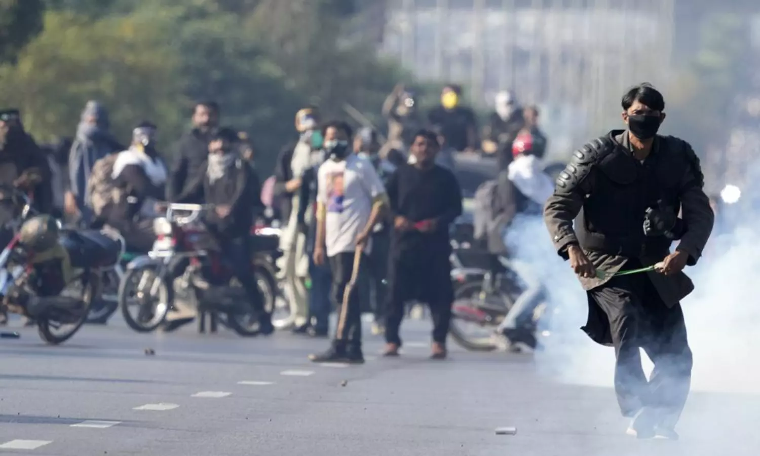 PTI protest in Pakistan; 6 killed, Army ordered to shoot-at-sight