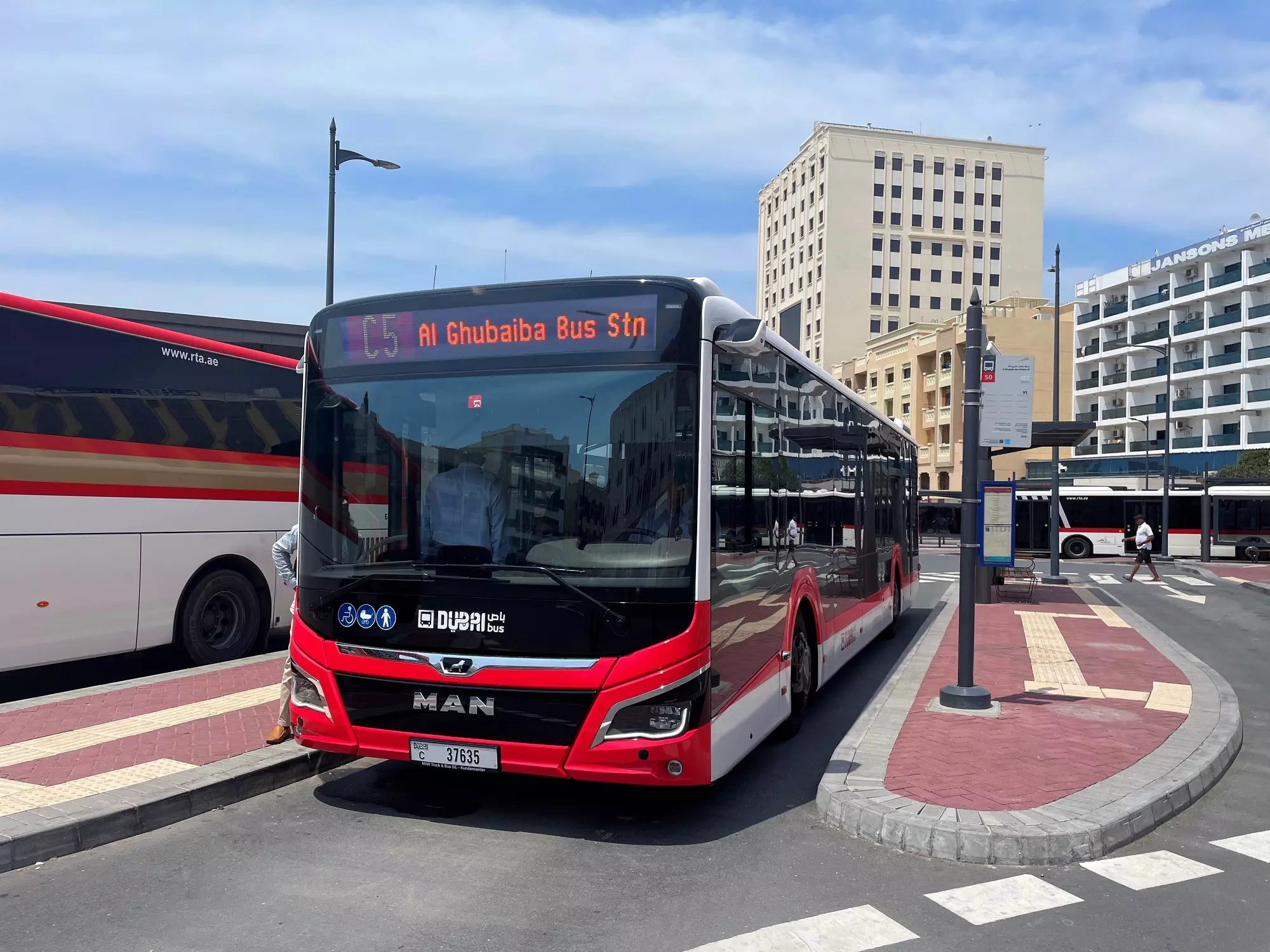 Dubai RTA announces temporary bus route adjustments for UAE National Day celebrations