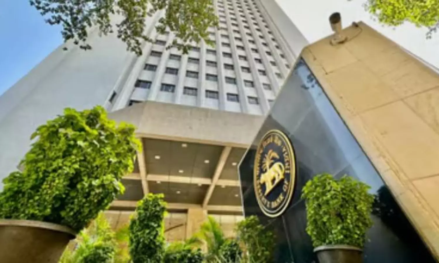 RBI slashes cash reserve ratio to spur growth, leaves repo rate unchanged