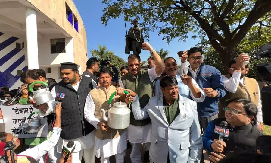 Congress MLAs protest in MP Assembly with tea kettles, liquor garland