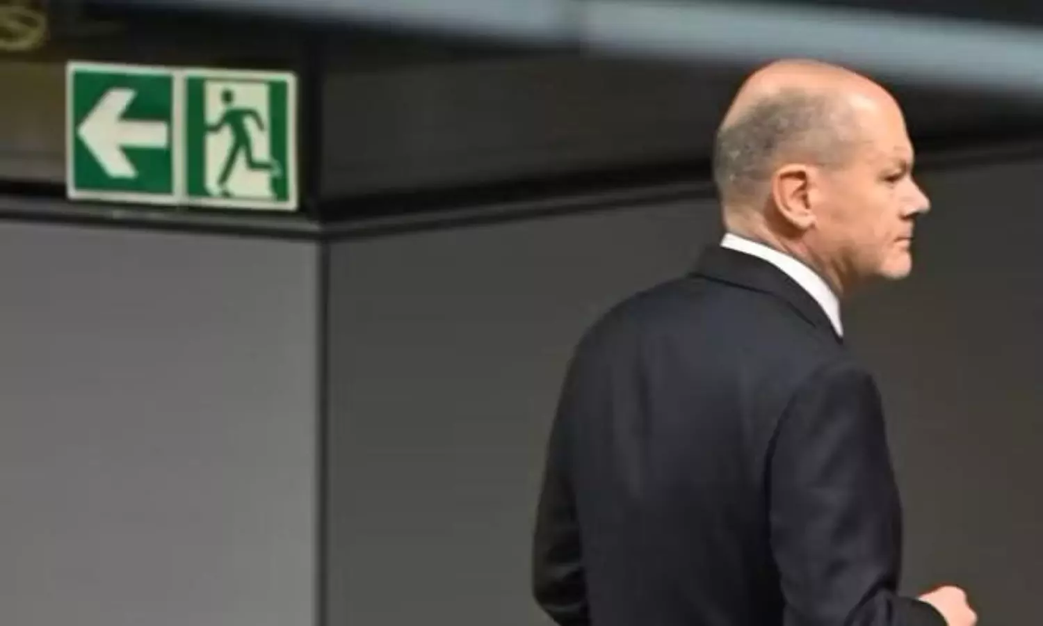 German chancellor loses vote of confidence