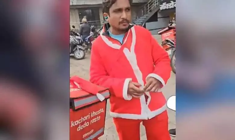 Hindu group forces Zomato delivery man to remove Santa Claus attire in Indore