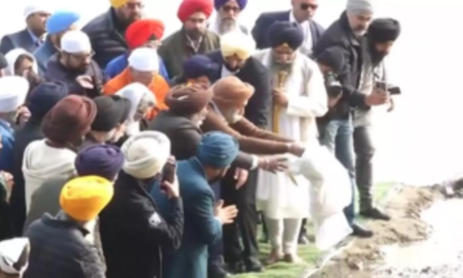 Gandhis, Congress leaders absent as kin collect Dr Singh’s ashes