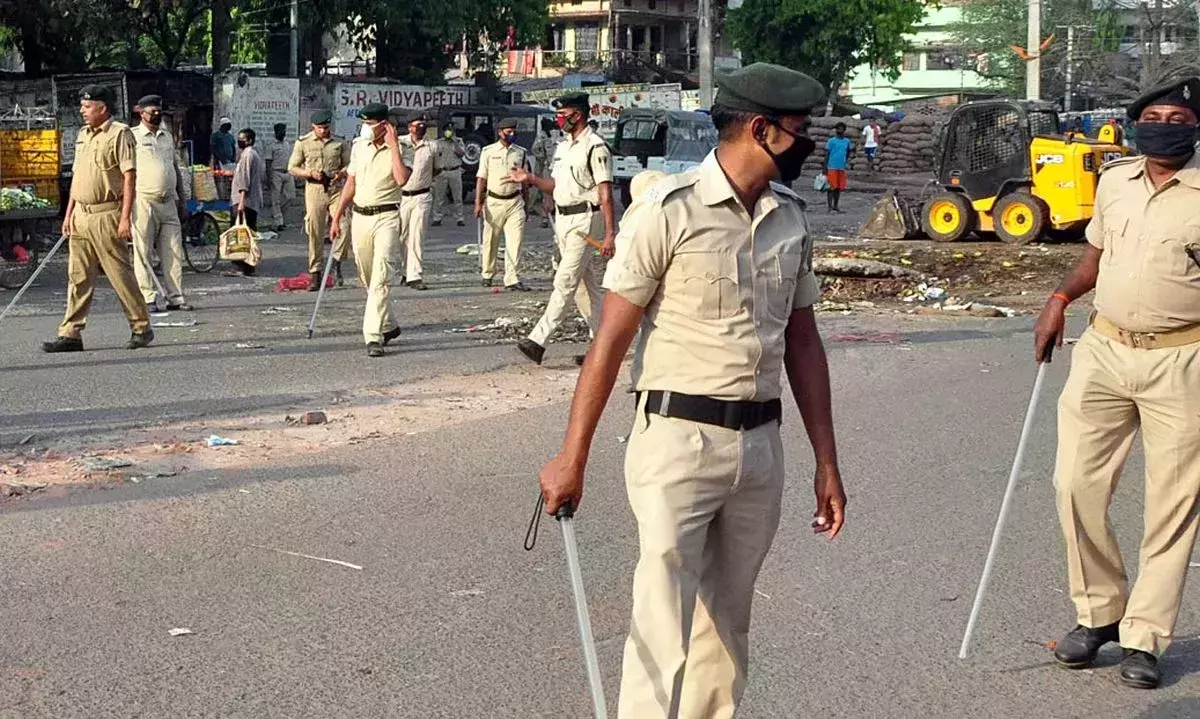 3 policemen get attacked & injured in mob attack in Bihar