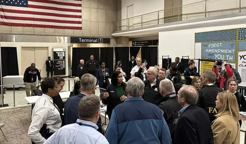 Kansas Senator Jerry Moran at Washington Reagan National airport talking with officials.| Photo: X/@JerryMoran
