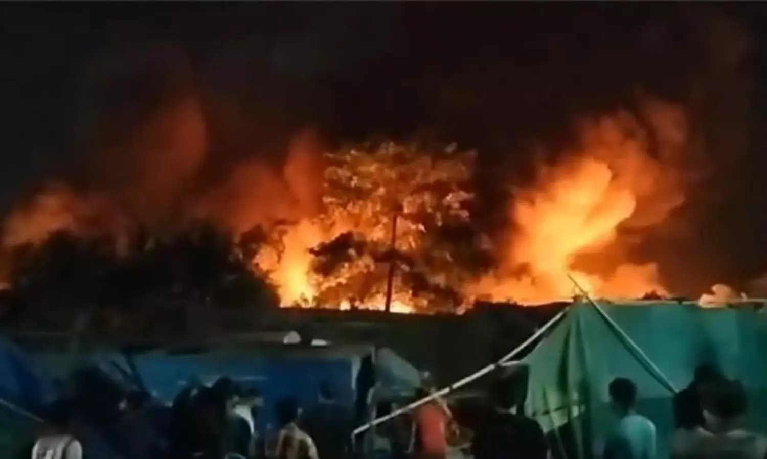 Major fire breaks out near Film City gate in Mumbais Goregaon