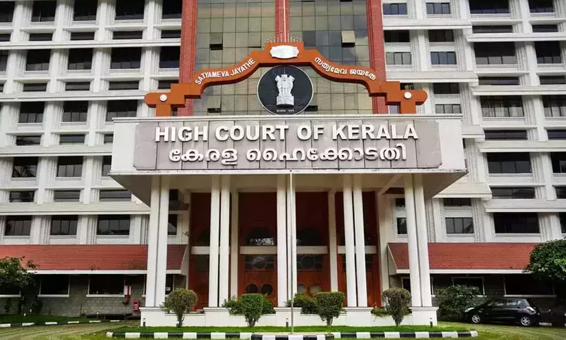 Lawyers protest in Kerala High Court, seek judges public apology