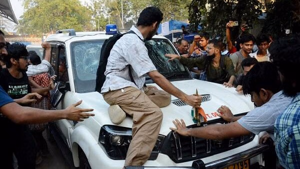 ‘Azad Kashmir’ graffiti, entry of plainclothes policemen spark tension at JU