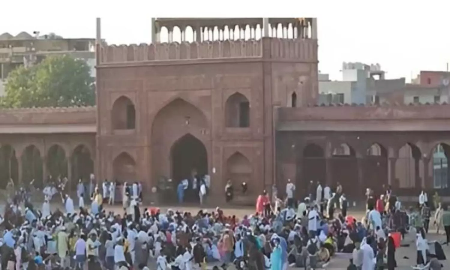 Delhi: Celebrating Eid-ul-Fitr today; police on high alert amid bomb threats