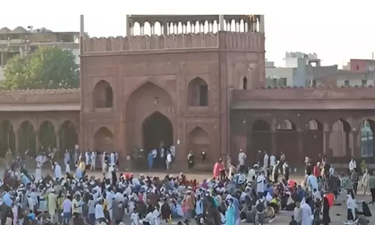 Delhi: Celebrating Eid-ul-Fitr today; police on high alert amid bomb threats