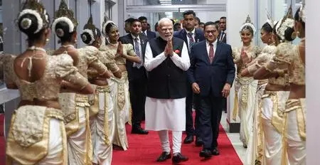 Top Lankan ministers, Indian diaspora accord grand welcome to PM Modi