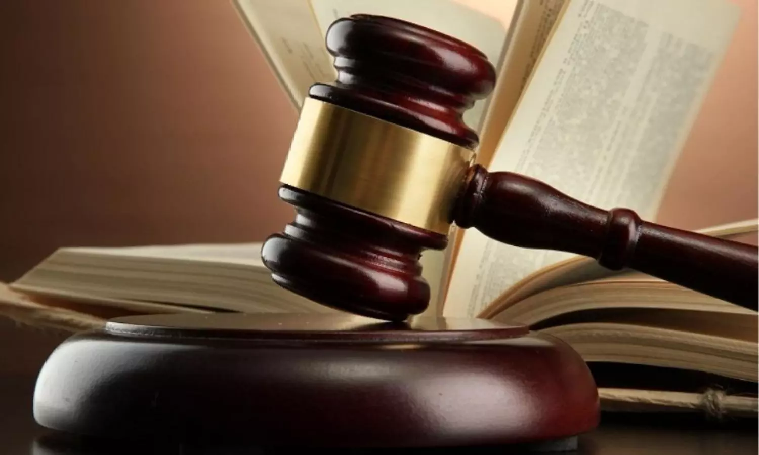 Allahabad HC sentences lawyer to 6 months in jail for unbuttoned shirt