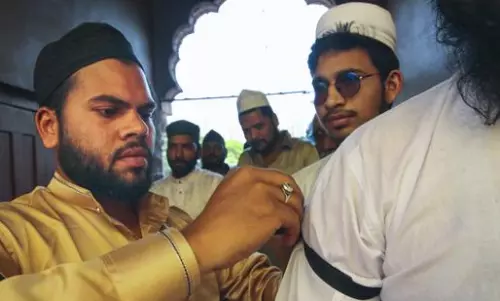 UP issues notices to 24 for wearing black badges against Waqf Bill