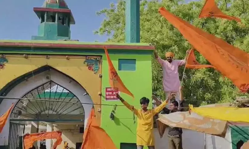 Hindutva extremists climb UP Dargah with saffron flags on Ram Navami