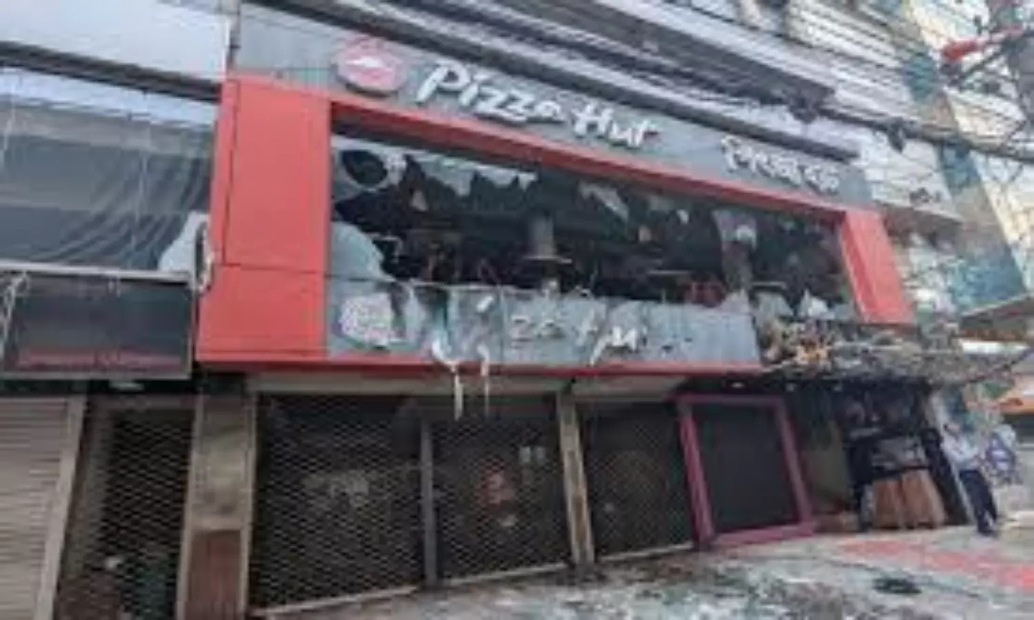 pizza hut attacked