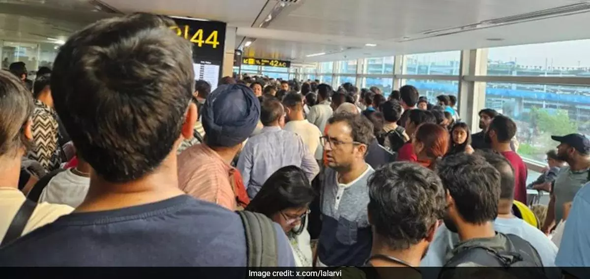 Congestion causes flight delays at Delhi airport