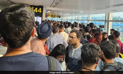 Congestion causes flight delays at Delhi airport