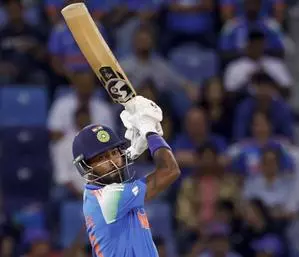 Ahead of DC match, Hardik Pandya gifts his bat to Kashvee Gautam