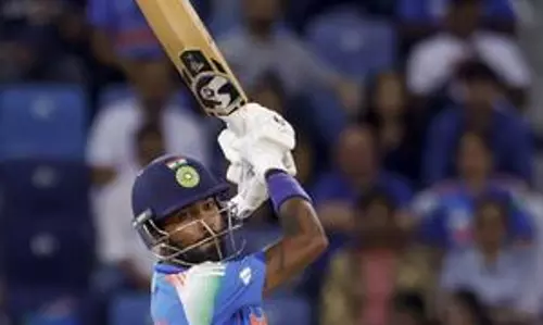 Ahead of DC match, Hardik Pandya gifts his bat to Kashvee Gautam