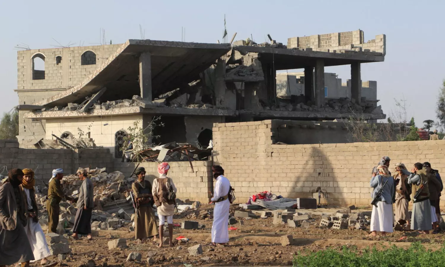 As airstrikes continue in Yemen, UN envoy holds talks in Oman