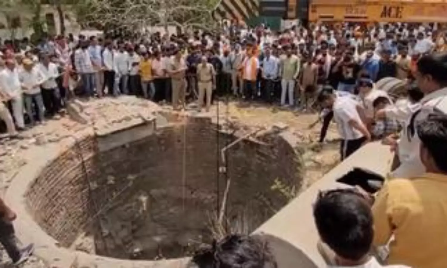 Van plunges into well in Bhopal killing 11, injuring 4