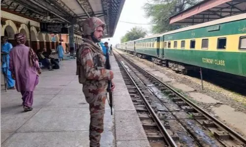 War preparations: Pakistan railway stations handed over to Army