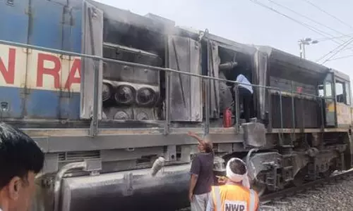 Jaipur-Jodhpur train grinds to halt after engine smoke