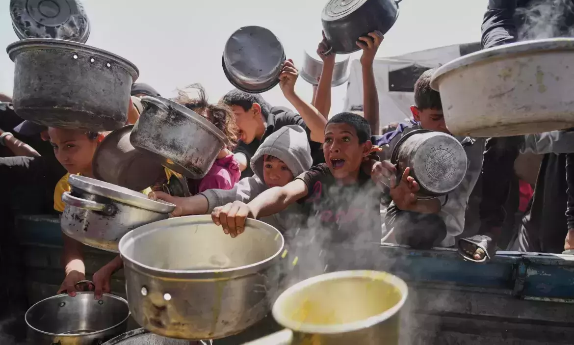 2,90,000 children are on the brink of death!! Gaza govt