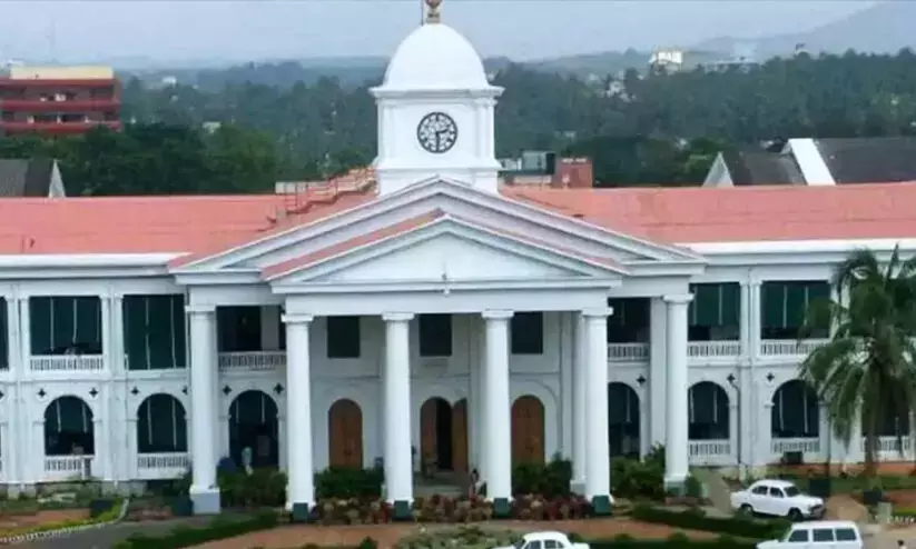 Kerala govt opens control rooms to assist Keralites in border states