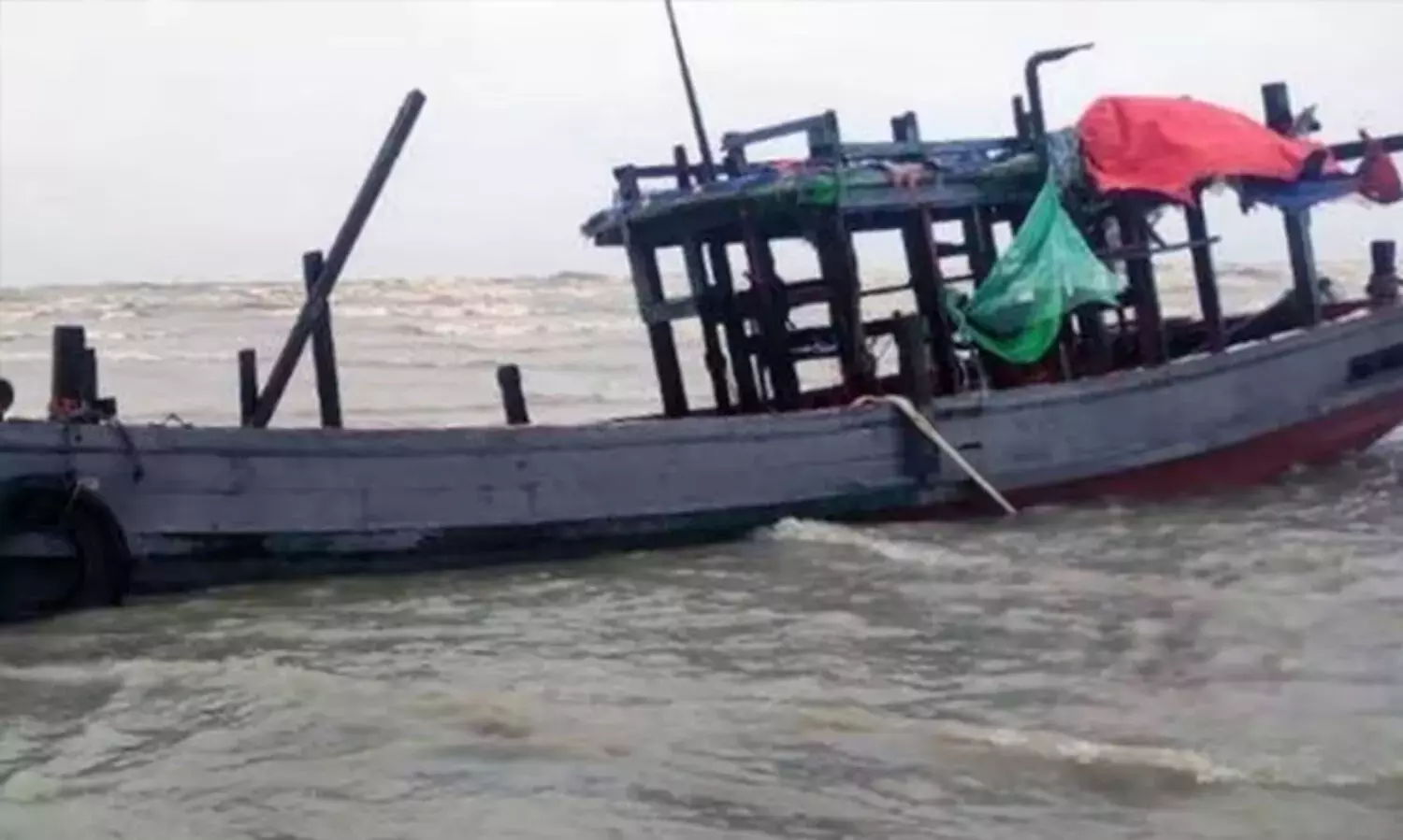 Report claims Indian Navy pushed Rohingyas into Andaman Sea!