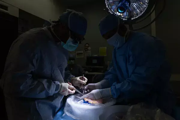 US surgeons perform worlds first in-human bladder transplant