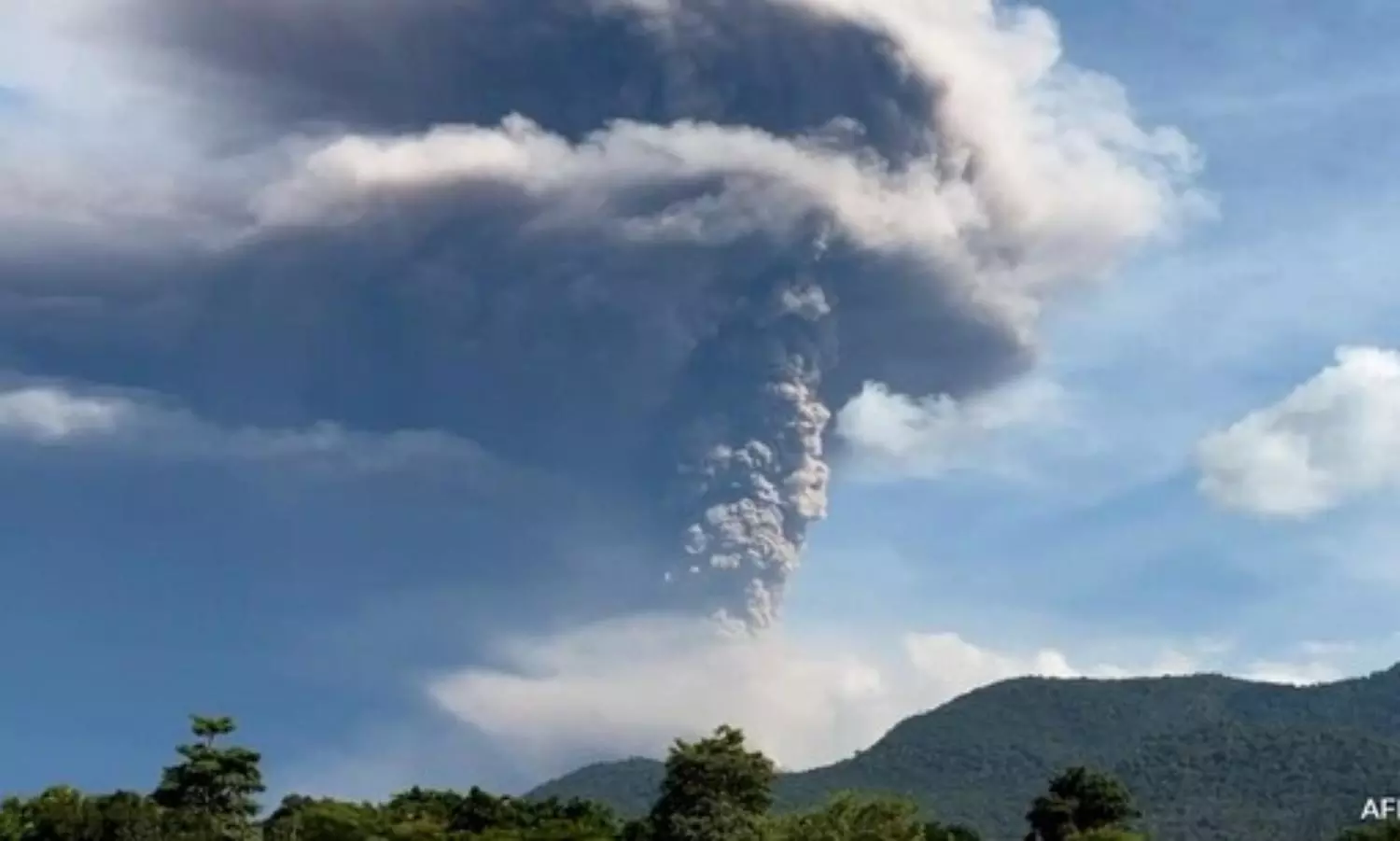 Indonesia expands danger zone as Mount Lewotobi erupts again