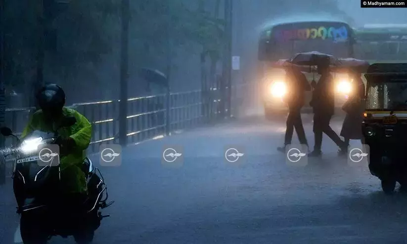 Heavy rains continue in Kerala claiming 6 lives! Red alert in 11 dist