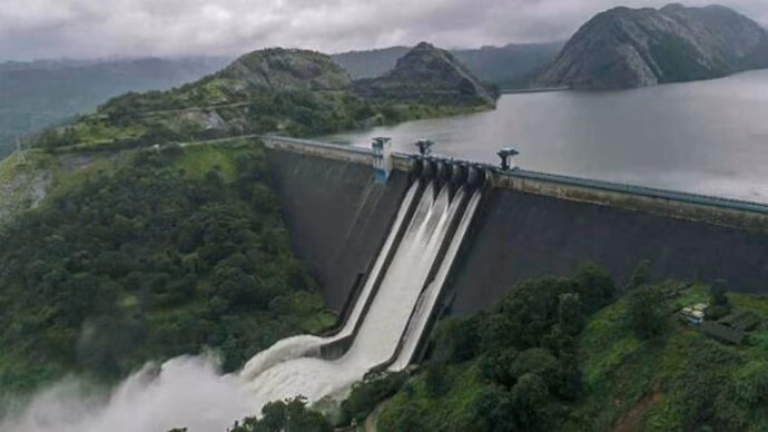 Mullaiperiyar dam water level surges after heavy rain, flood alert issued