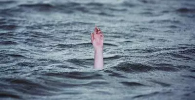 Seven pilgrims drown in Dwarka; one dead, six rescued