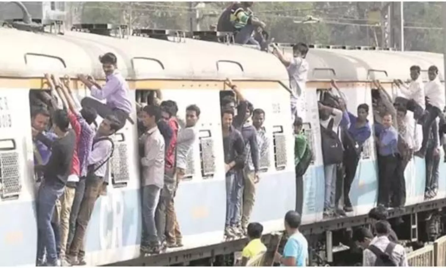 5 dead after passengers fall off overcrowded train near Mumbai