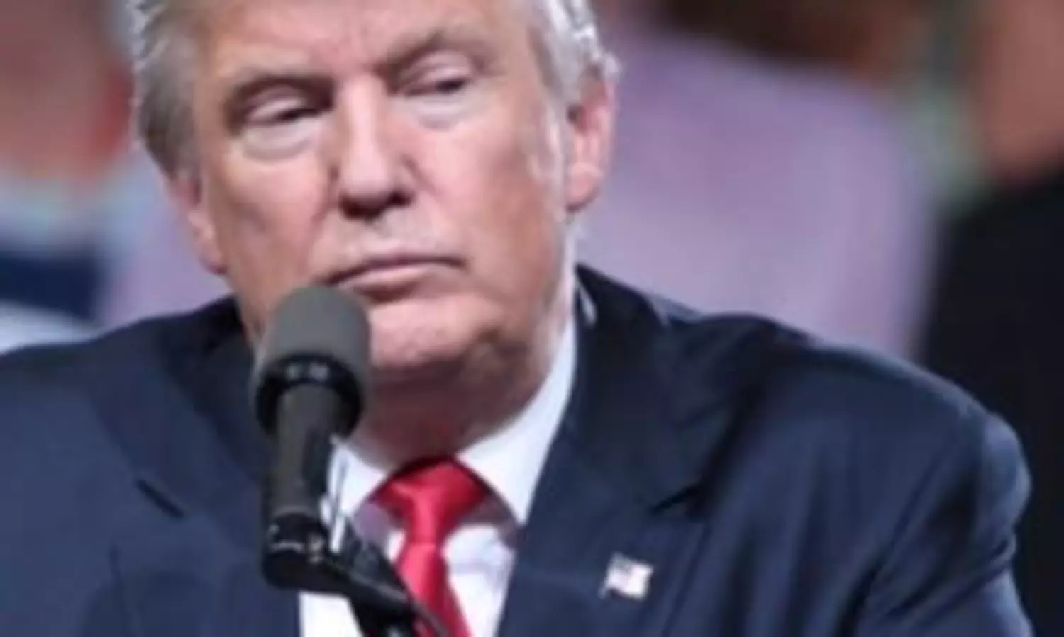 Trumps travel ban takes effect; chaos grows over immigration enforcement