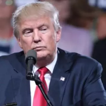 Trumps travel ban takes effect; chaos grows over immigration enforcement