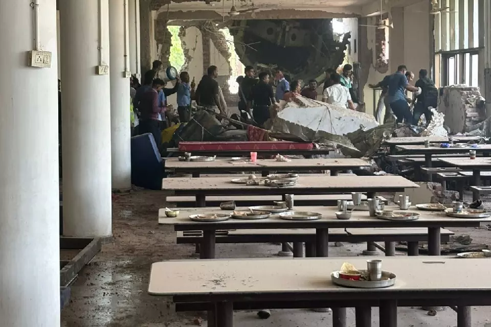 Air India hits doctors hostel in Ahmedabad; theft reported at rescue site