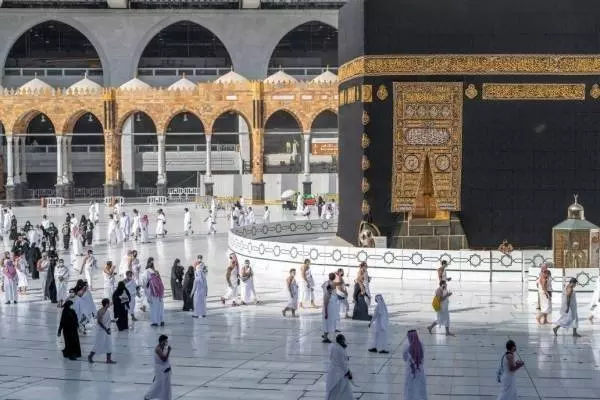 Hajj Ministry suspends 7 Umrah companies for failing transport standards