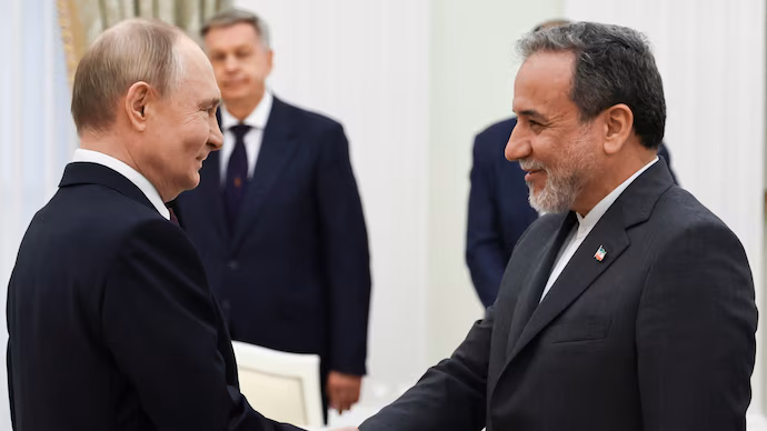 Putin meets Iranian foreign minister, reaffirms support for Tehran