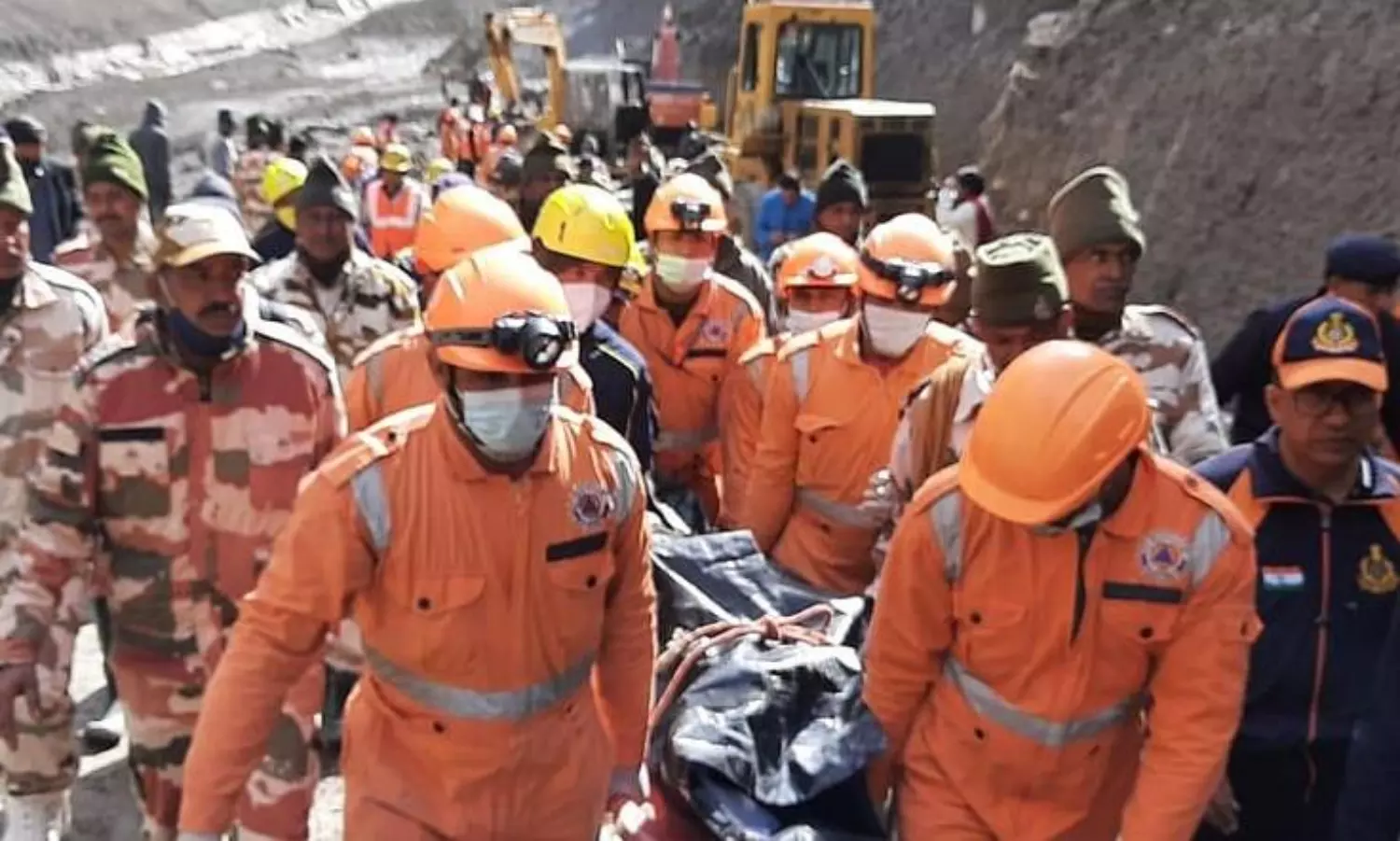 Soil caves in during pipeline excavation work killing 5, trapping 5