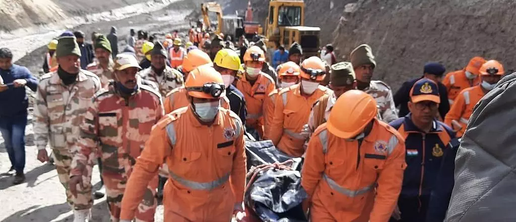 Soil caves in during pipeline excavation work killing 5, trapping 5