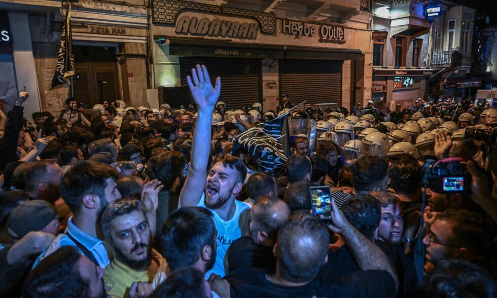 Alleged cartoon of Prophet in magazine leads to arrests and clashes in Istanbul